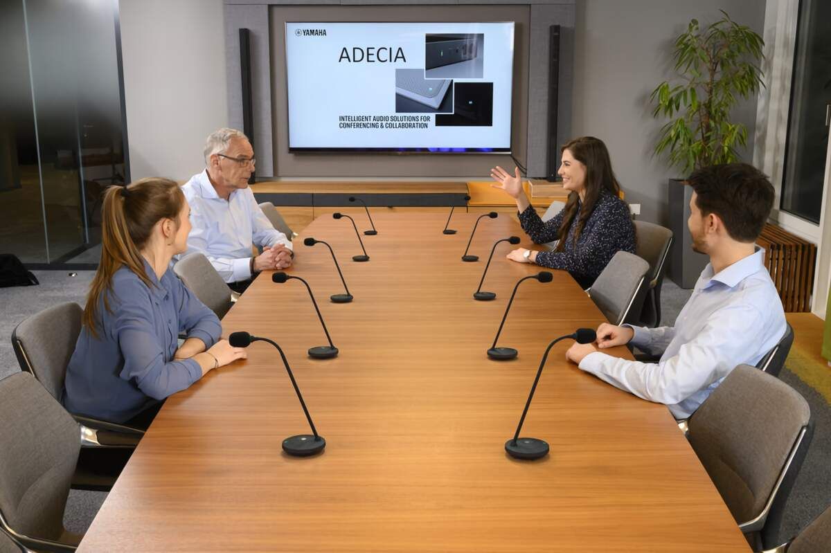 Microphone de table sans fil à col de cygne. Gamme Yamaha Adecia. Longueur 30 cm.