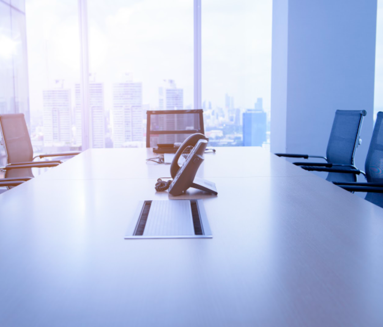 Comment bien équiper une salle de réunion hybride ?