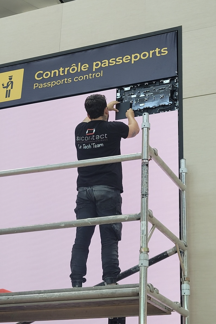 Deux murs d&#039;images LED pensés pour un lieu de passage exigeant